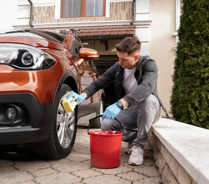 Lavage auto à domicile Saint-Étienne-de-Maurs : professionnel intervenant sur un véhicule